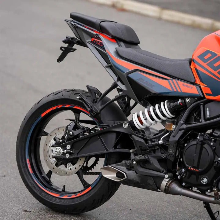 Sleek orange and black KTM motorcycle showcasing Bagoros Performance Kompakt Skiltoppheng