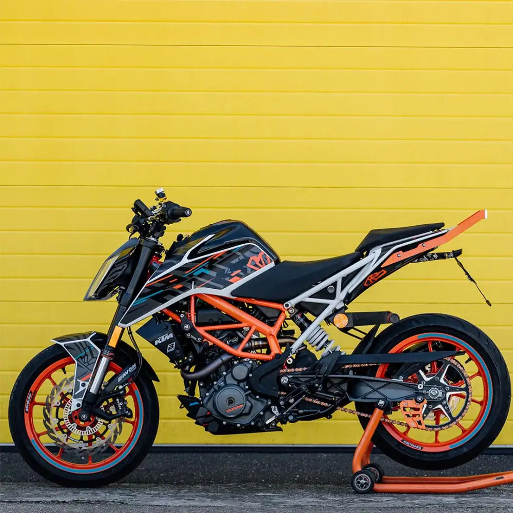 Sleek black and orange KTM Duke sports motorcycle for tøffere utseende, Instagram-ready