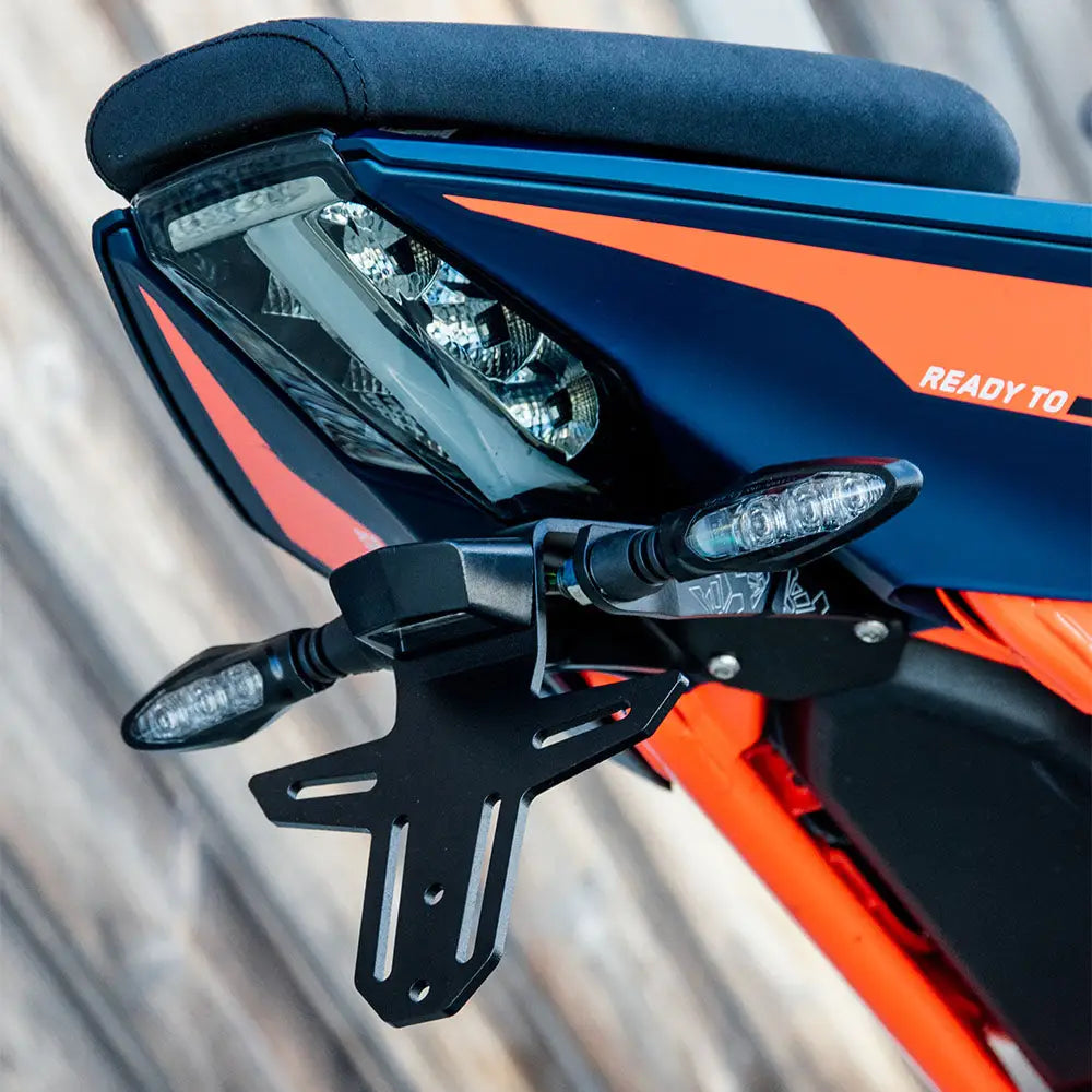 Bakside av motorsykkel med LED baklys og blinklys, KTM Skiltoppheng Lett Aluminium Design