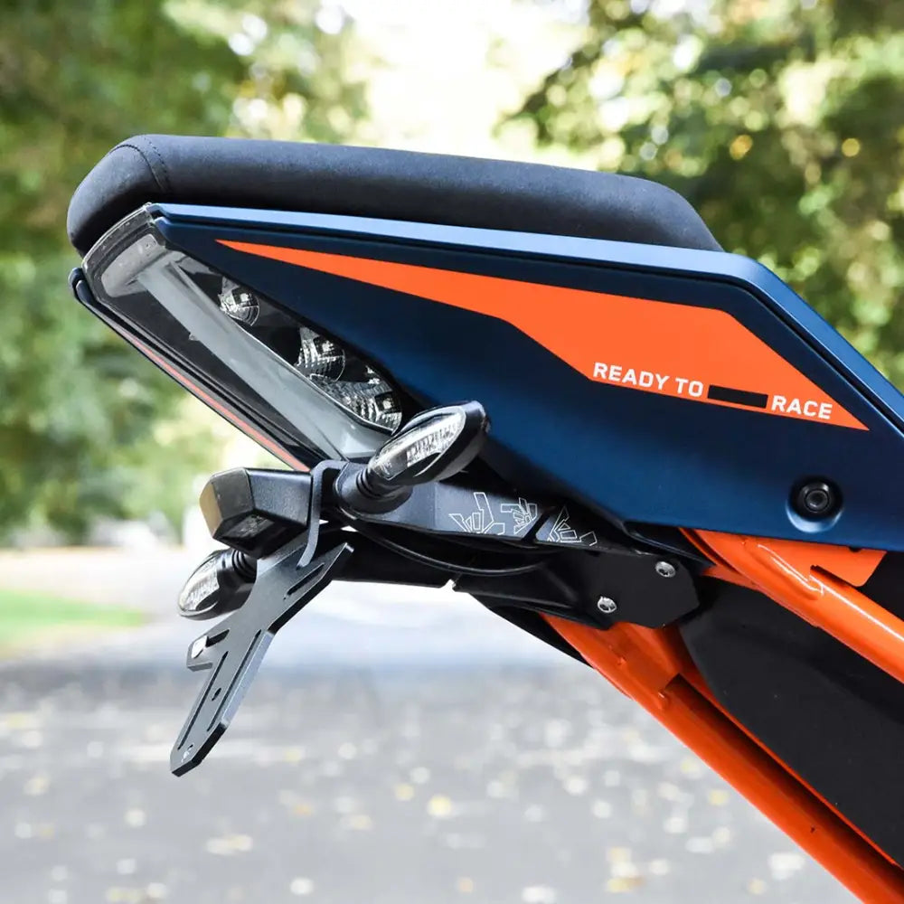 Motorcycle tail section with orange and blue bodywork showcasing KTM Skiltoppheng design