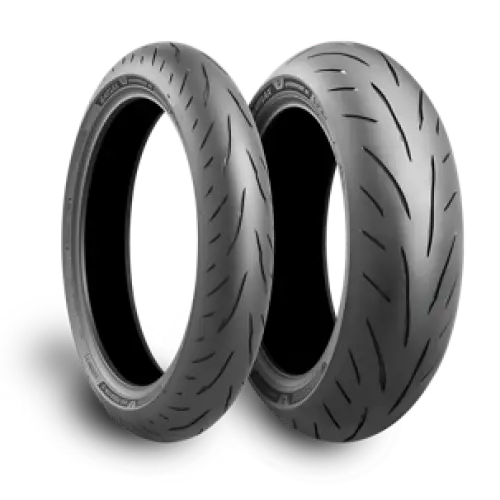 Svarte Bridgestone S23-dekk med mønstret mønster for våte veier