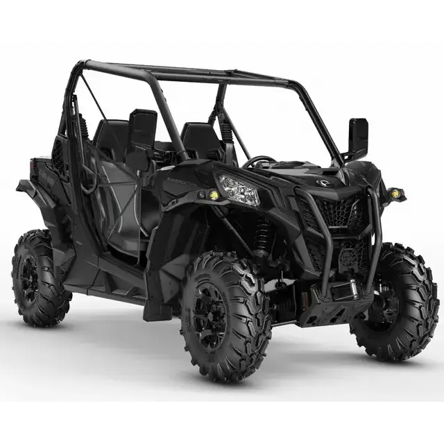 Svart Can-Am Commander 4 2019 fire-dørs side-by-side med store offroad-dekk og bur