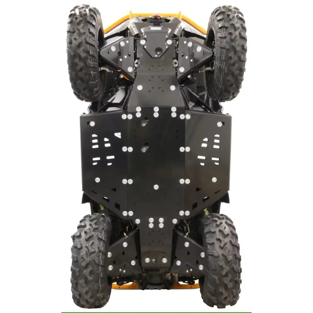 Iron Baltic 4x4 off-road kjøretøy med svart ramme og gule fjæringselementer