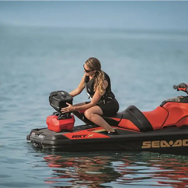 Rød og svart Sea-Doo vannscooter med rytter på rolig vann, LINQ SPORTSVESKE 17L