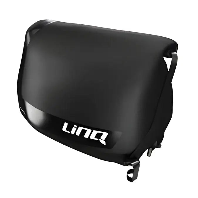 Svart messenger-bag med Linq-logo, del av LINQ VANNTETT BAG 40L