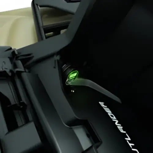 Svart og grønn gaming laptop med logo på lokket i OUTLET_USB KIT