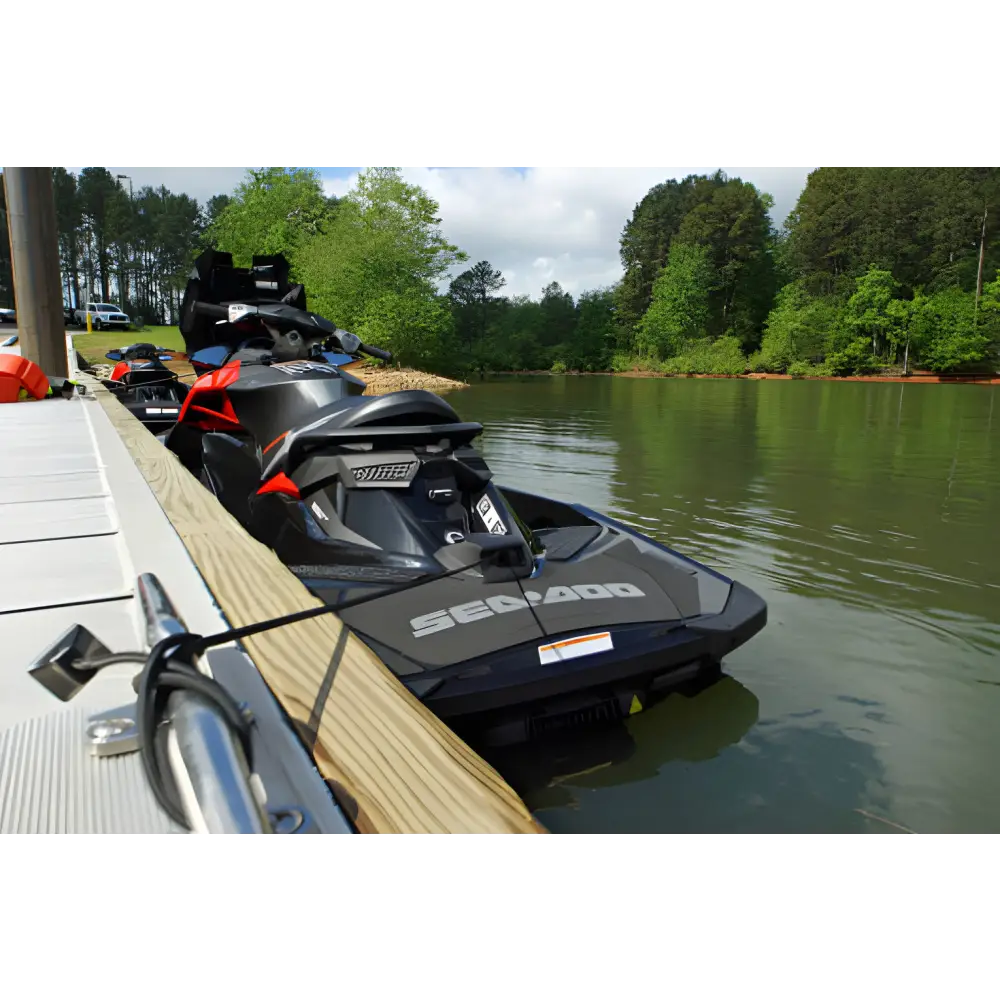 Flere Sea-Doo vannscootere på en tredekk vendt mot SEA-DOO SPEED TIE HURTIGFORTØYNING