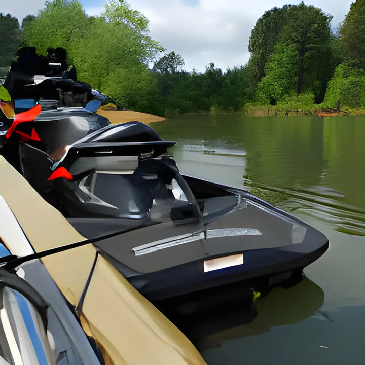 Flere jet ski parkert langs en brygge med SNAP-IN FENDER INSTALLATIONS KIT