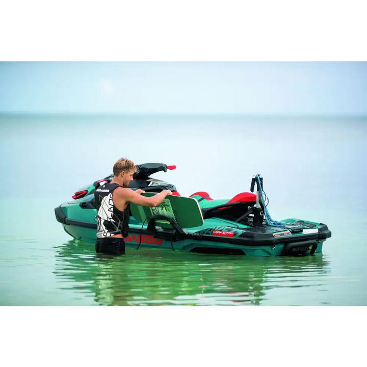 Grønn og rød personlig vannscooter flytende på turkist vann, Wakeboard Stativ Sea-Doo