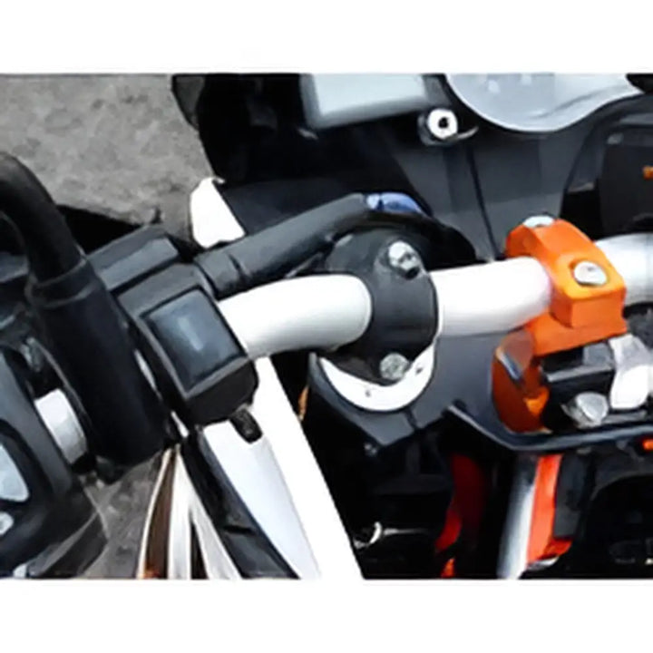 Motorcycle handlebar showcasing controls and grips for Denali lys tilkoblet