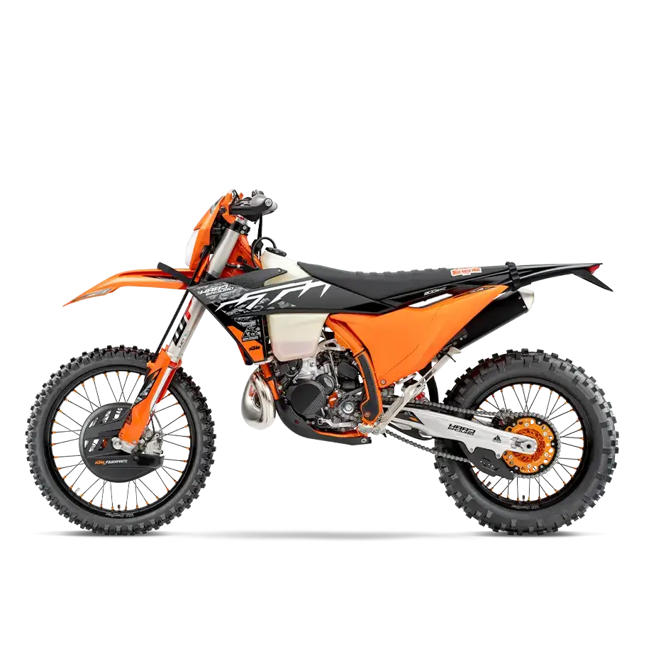 KTM 300 EXC Hardenduro 2025 med oransje og hvit design og svarte dekk