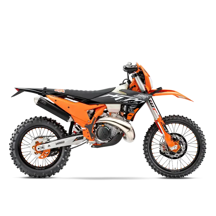KTM 300 EXC Hardenduro 2025 med oransje og svart design og KTM-logo