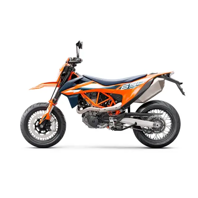 KTM 690 SMC R 2025 supermoto motorsykkel i oransje og svart med doble skivebremser