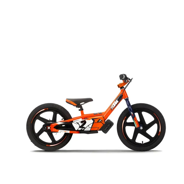 Orange og svart KTM SX-E 1.16 balansesykkel uten pedaler