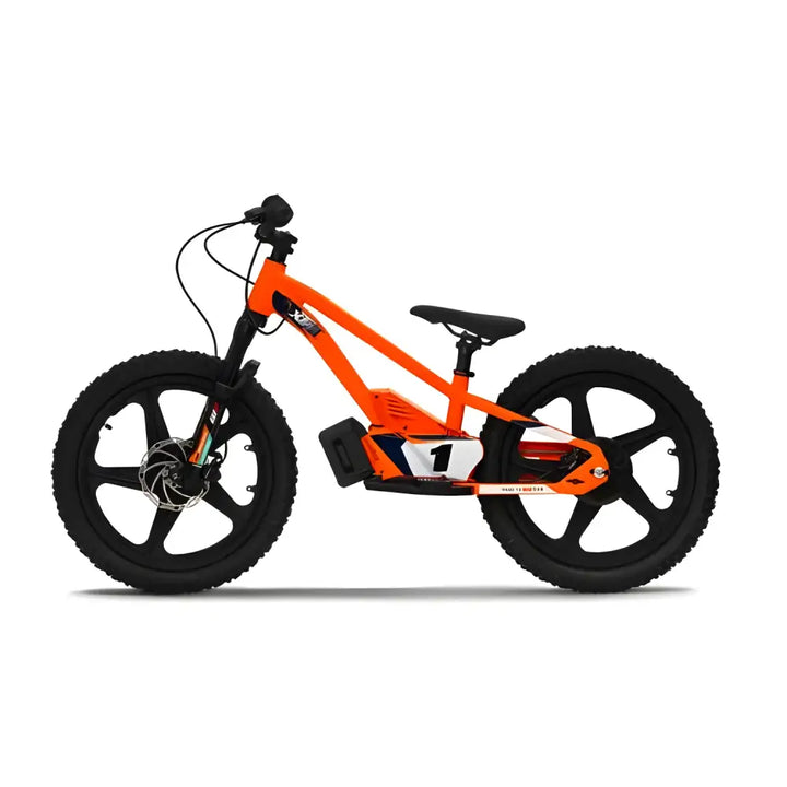 Lyse orange KTM SX-E 1.20 balansesykkel med svarte hjul og styre