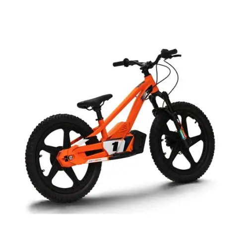 Oransje balansesykkel med svarte hjul og styre fra KTM SX-E 1.20