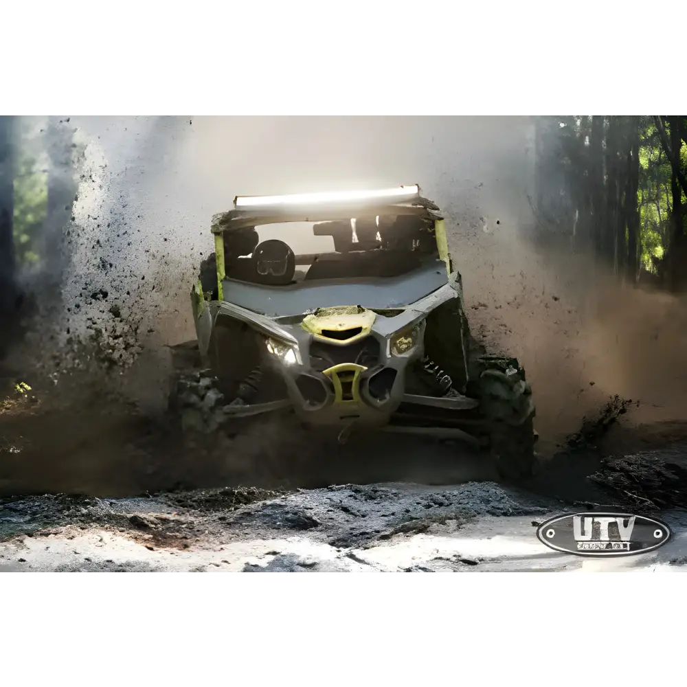 Off-road UTV kjører gjennom røft terreng og spruter gjørme i Årsservice ATV/UTV