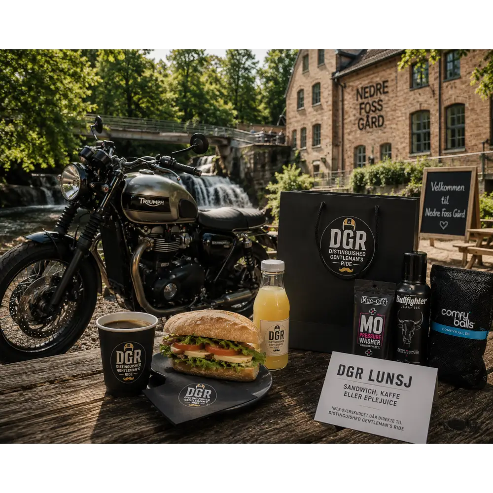 Svart triumph motorsykkel med kromdetaljer og klassisk design under distinguished gentleman’s ride på nedre foss gård