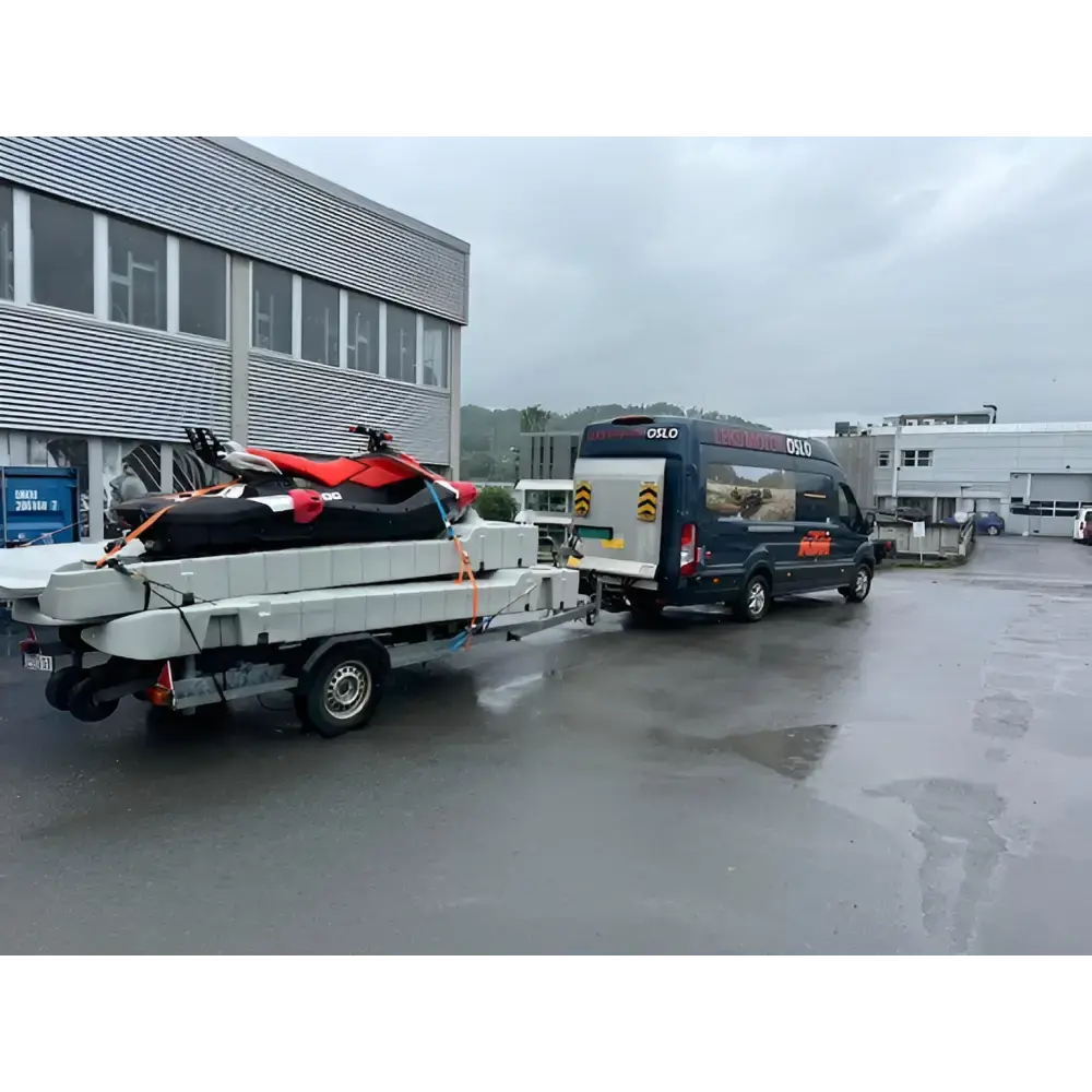 Jet ski on trailer towed by van, Vinterlagring hos Leks Motor Oslo henter kjøretøyet