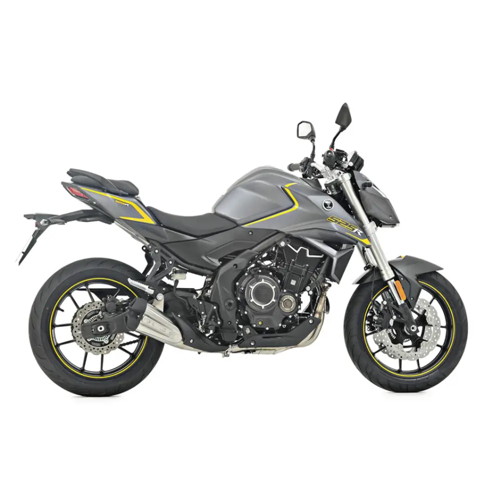 Sleek gray Voge 525R motorcycle with yellow accents for en uforglemmelig kjøreopplevelse