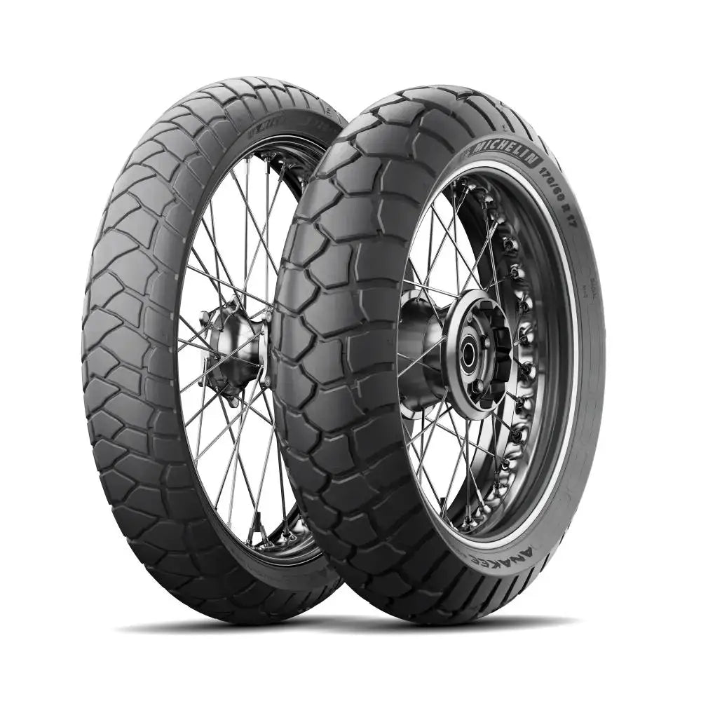 Svarte Michelin Anakee-dekk med robust mønster på sølv felger for motorsykkel