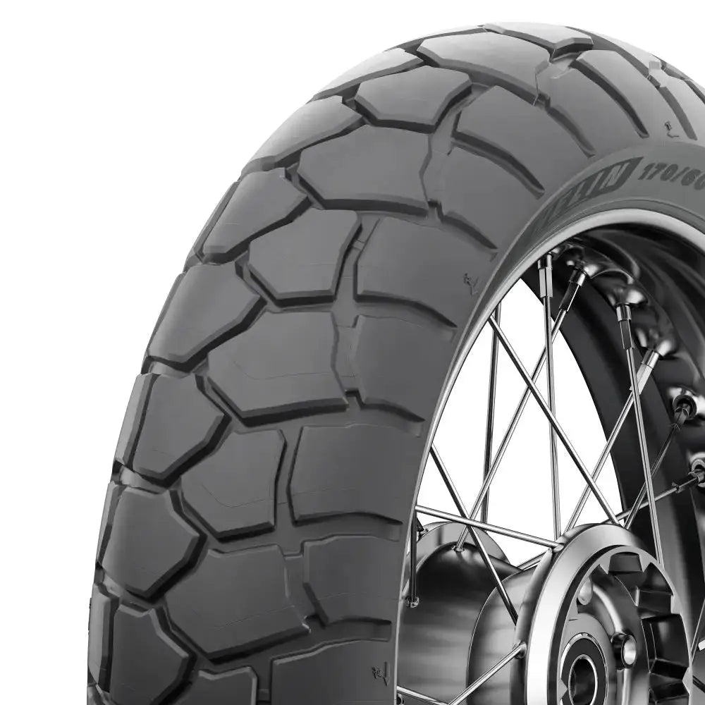 Svart gummi motorsykkeldekk Michelin Anakee Adventure med aggressivt mønster