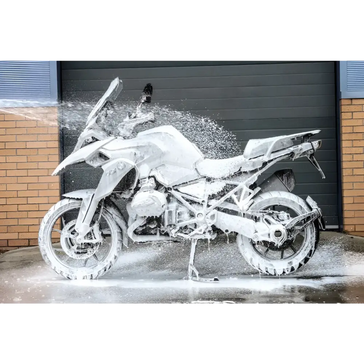 Motorcycle covered in soap suds from Muc-Off Snøskum for effektiv bilvask