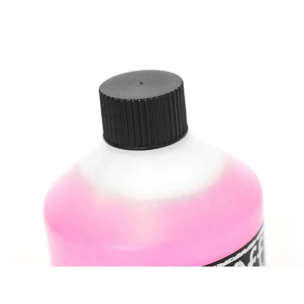 Pink and white Muc-Off Snow Foam bottle with black cap for effektiv bilvask