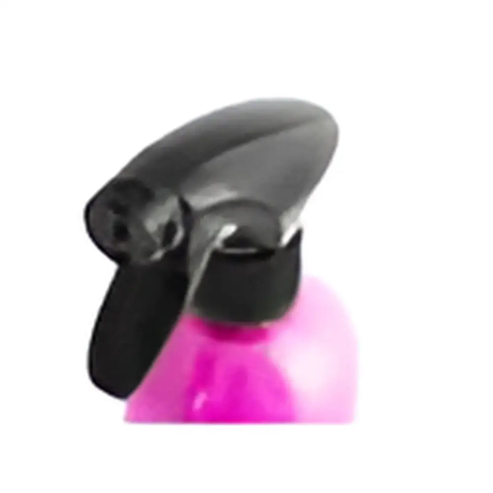 Spray bottle with a black nozzle and bright pink container for Muc-Off Vannløs Vask