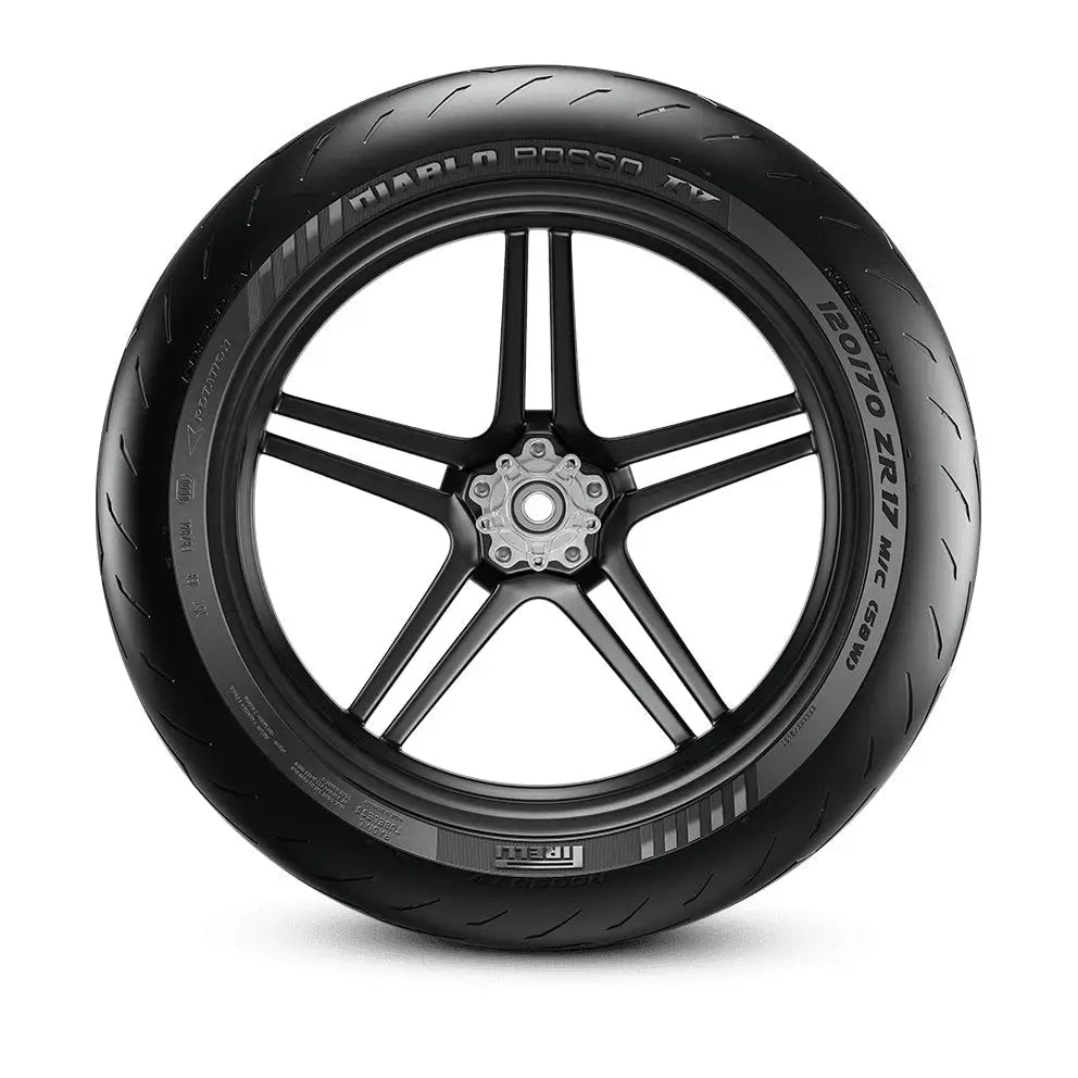 Pirelli Diablo Rosso IV-dekk montert på svart fem-spekes felg