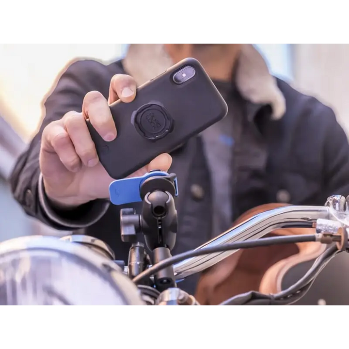 Smartphone i et etui med monteringsmekanisme festet til motorsykkelens styre med RAM Mount