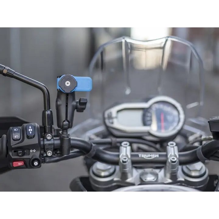Blå og svart smarttelefonholder festet til motorsykkelens styre for Quad Lock RAM-monteringssystemet