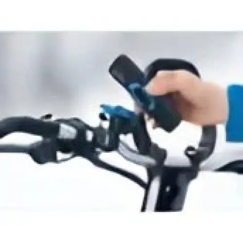 Hånd som holder en smarttelefon på sykkelstyre med Quad Lock 360 Bar Clamp Base Medium