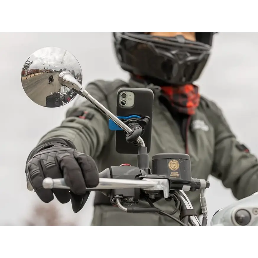 Smarttelefon festet på motorsykkelhåndtak med Quad Lock 360 Bar Clamp Base Small