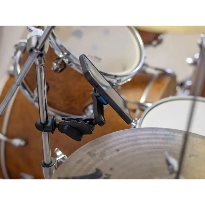 Smartphone festet på trommestandsfeste med Quad Lock 360 Bar Clamp Base Small