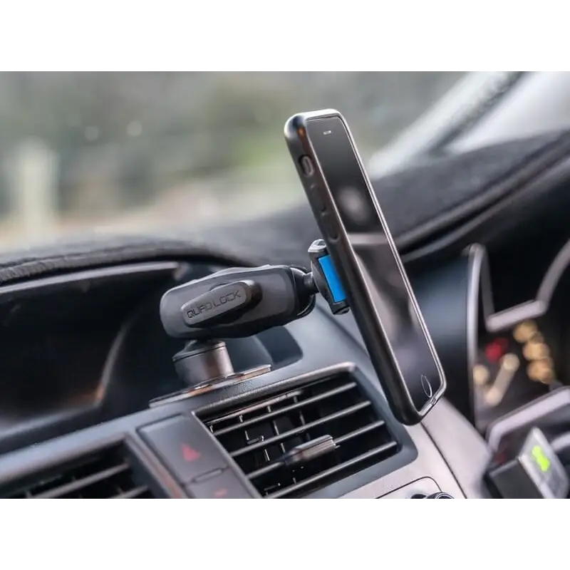 Sort svart smarttelefon montert på bilens dashbord med Quad Lock 360 Dual Pivot Arm Small