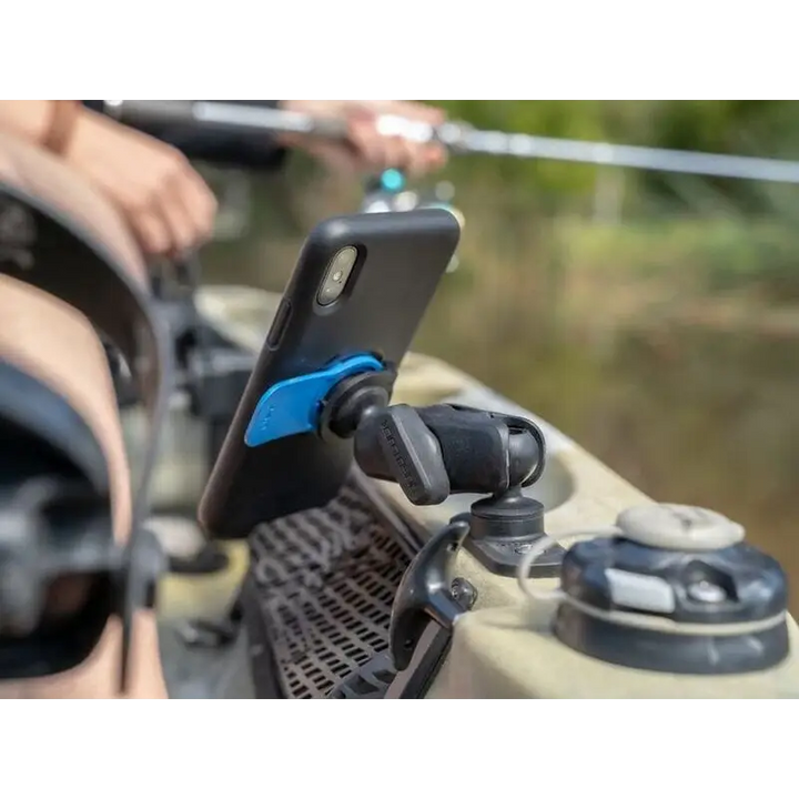 Smarttelefon i beskyttende etui monteret på kajakk med Quad Lock 360 Dual Pivot Arm Small