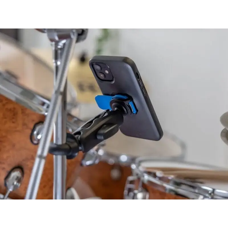 Smartphone i et etui festet til et trommesett med Quad Lock 360 Dual Pivot Arm Small