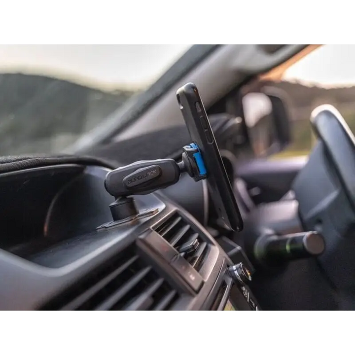 Telefon montert på bilens dashbord med Quad Lock 360 Flexible Adhesive Base