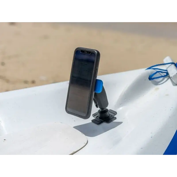 Svart smarttelefon i beskyttelsesdeksel montert på stativ med Quad Lock 360 fleksibel limbase