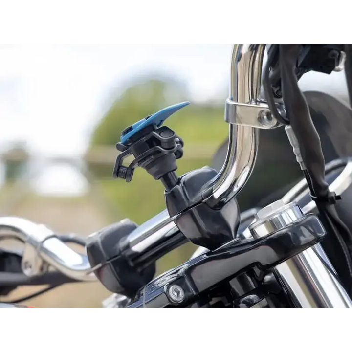 Svart motorsykkeltelefonholder med blå aksent festet til styret for Quad Lock 360 Single Bolt-M8