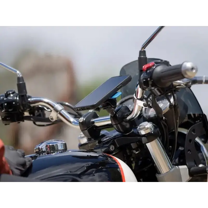 Smarttelefon montert på motorsykkelens styr med Quad Lock 360 Single Bolt-M8