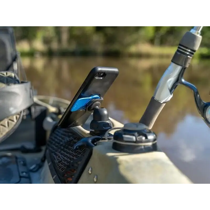 Smartphone festet på kajakk med Quad Lock 360 Single Pivot Arm for navigasjon og underholdning