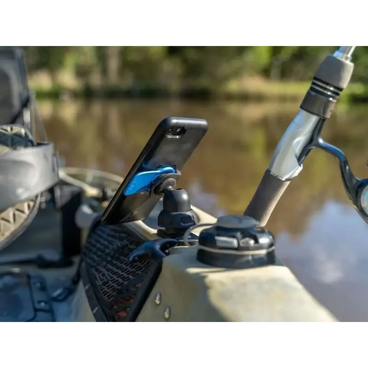 Smartphone festet på kajakk med Quad Lock 360 Single Pivot Arm for navigasjon og underholdning