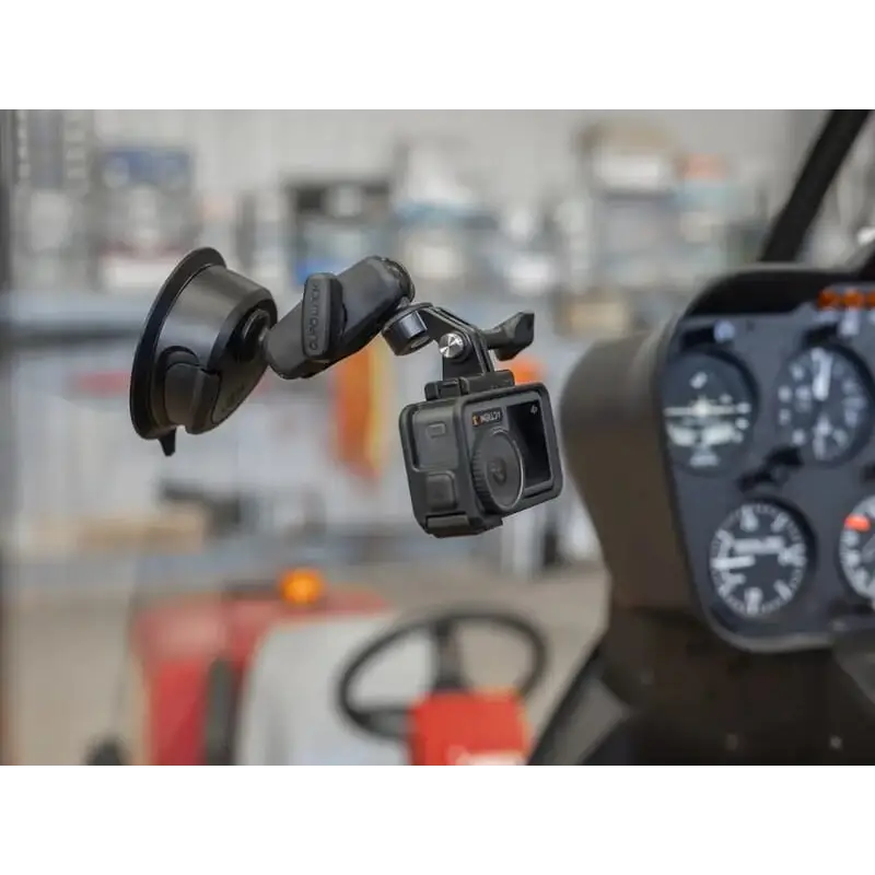 Black action camera festet til sugekoppfeste med Quad Lock Action Camera Adaptor