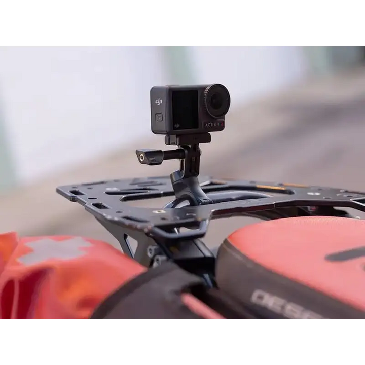 Sort svart actionkamera montert på sykkelstativ med Quad Lock Action Camera Adaptor