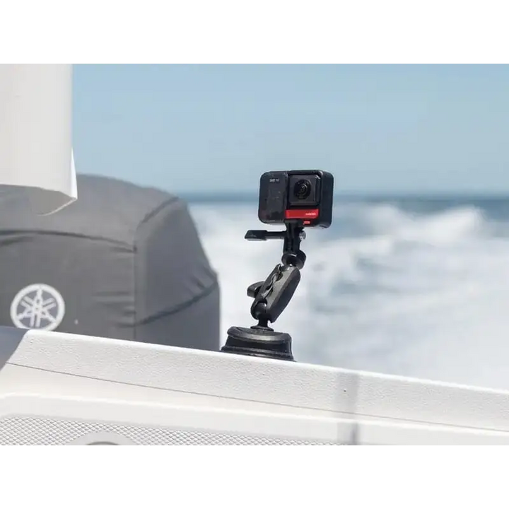 Svart actionkamera montert på sugekoppfeste for Quad Lock Action Camera Adapter