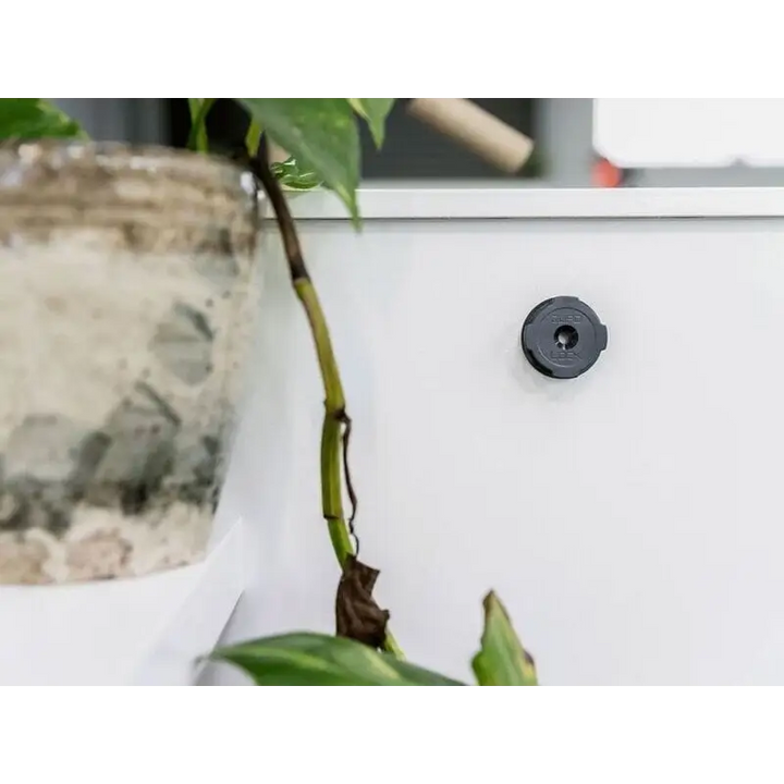 Svart, rund, veggmontert planteholdingsklips med justerbar åpning for Quad Lock Adhesive Wall Mount