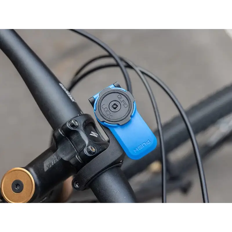 Blå og svart sykkeltelefonholder festet på styr med Quad Lock Anti-Theft Screw Kit