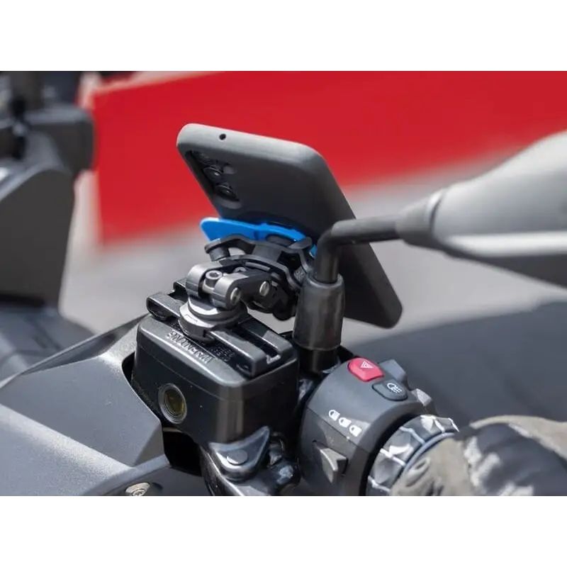 Smarttelefon montert på motorsykkelstyret med Quad Lock Brake Reservoir Mount